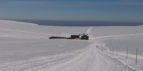 Luční bouda směrem od Památníku obětem hor