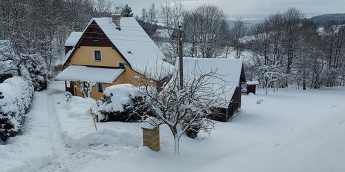 Domek v zimě - přístupová cesta