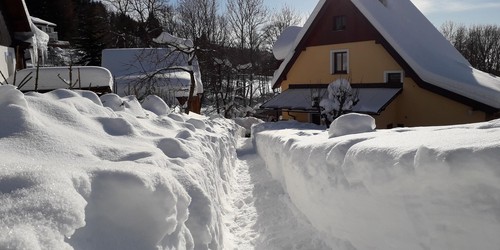 Domek - zimní cesta k domku