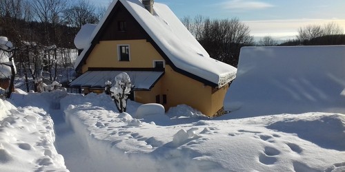 Domek - zimní cesta k domku