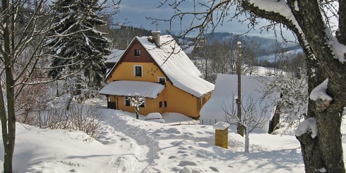 Domek v zimě - přístupová cesta
